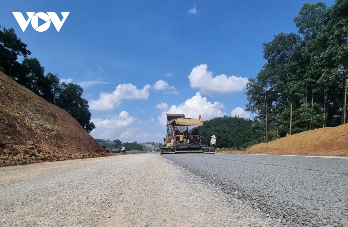 Nhiều đoạn phải xẻ đồi tạo ra những ta luy dương cao cũng đã hoàn thành, chủ đầu tư yêu cầu nhà thầu phải tổ chức làm an toàn, gia cố xong trước mùa mưa bão.