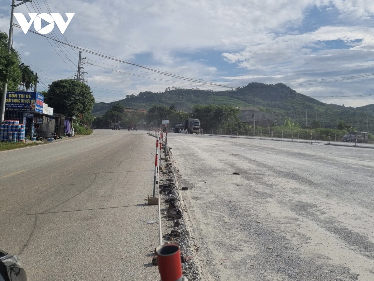 Ông Phạm Quang Hiệp -Tổng Giám đốc Công ty TNHH Hiệp Phú cho biết, tại điểm đầu của gói thầu số 26, đoạn nút giao với Quốc lộ 2 tại xã Lưỡng Vượng (TP. Tuyên Quang) đã đơn vị hoàn thành việc trải đá dăm và chuẩn bị thảm mặt dường.