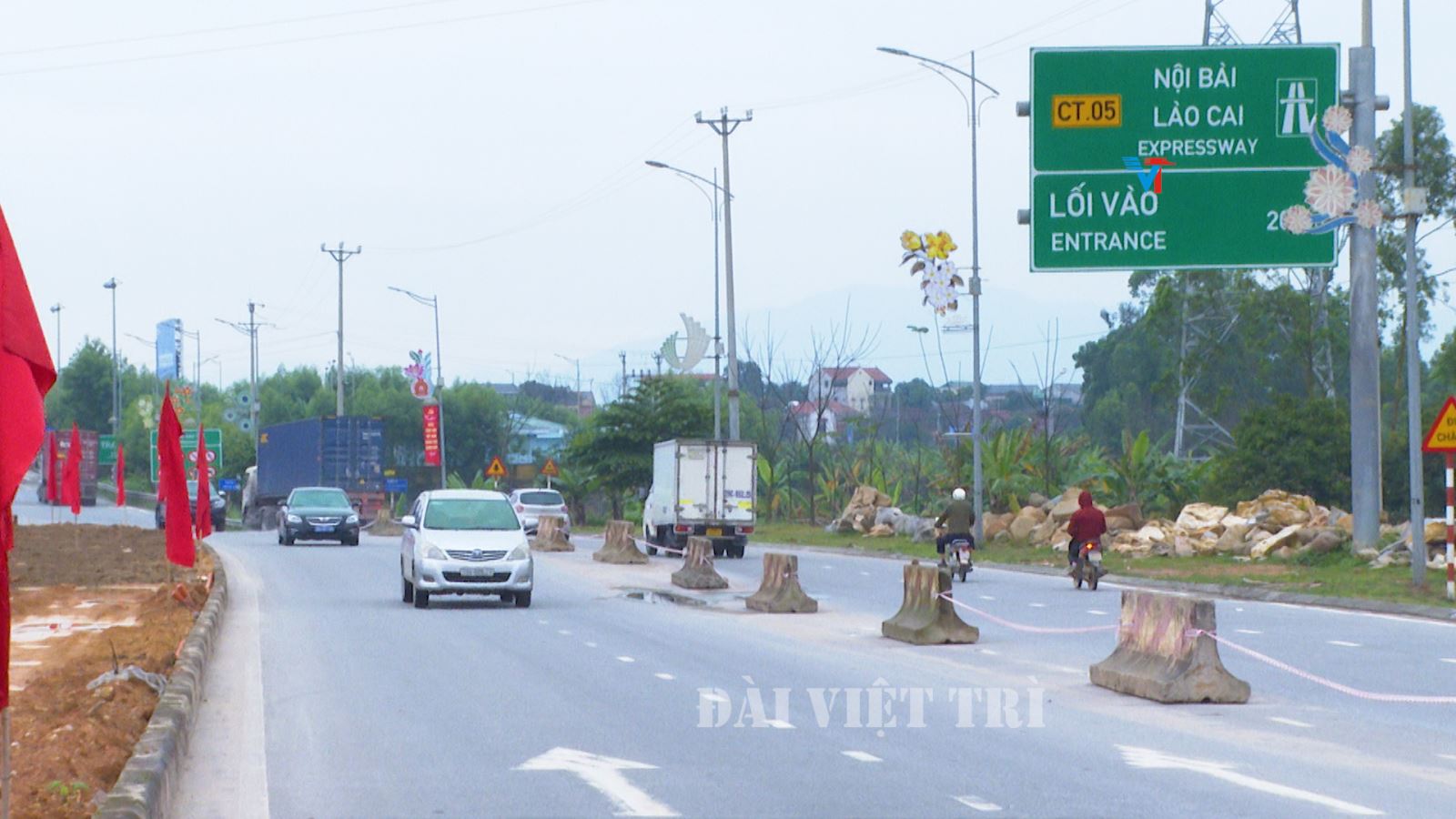 Thực hiện chủ trương cải tạo, nâng cấp hạ tầng kỹ thuật hai bên tuyến đường Phù Đổng; TP Việt Trì đã triển khai phân luồng giao thông trên tuyến đường, đoạn từ nút IC7 cao tốc Nội Bài – Lào Cai đến điểm nối đường Trường Chinh.