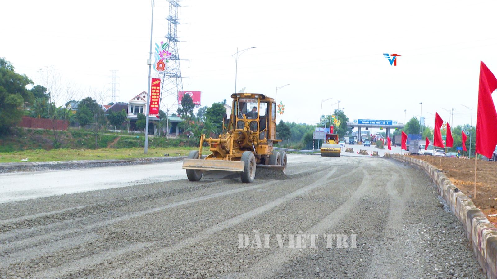  - Hạng mục được đầu tư là nâng cấp, cải tạo mặt đường; chỉnh trang hệ thống điện chiếu sáng và cây xanh. Do tuyến đường Phù Đổng với nút giao IC7 cao tốc Nội Bài – Lào Cai là tuyến đường quan trọng, mật độ giao thông lớn nên đơn vị thi công đã thực hiện phương án phân luồng nửa tuyến