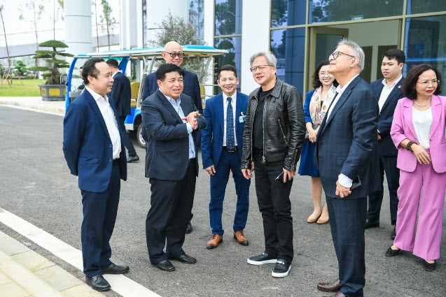 Bộ trưởng Bộ KH-ĐT Nguyễn Chí Dũng giới thiệu với ông Jensen Huang, Chủ tịch NVIDIA, về Trung tâm Đổi mới sáng tạo quốc gia (NIC)